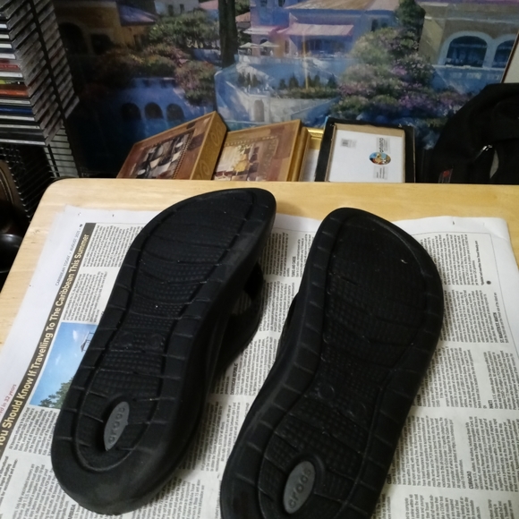 🩴🩴🚂 CROCS SLIPPERS GRAY & BLACK 🌉⛵A FABULOUS GIFT GIVING ITEM.🛍🪭 - Picture 12 of 12